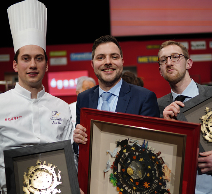 L’équipe de La Casserole brandissant chacun son trophée Haeberlin