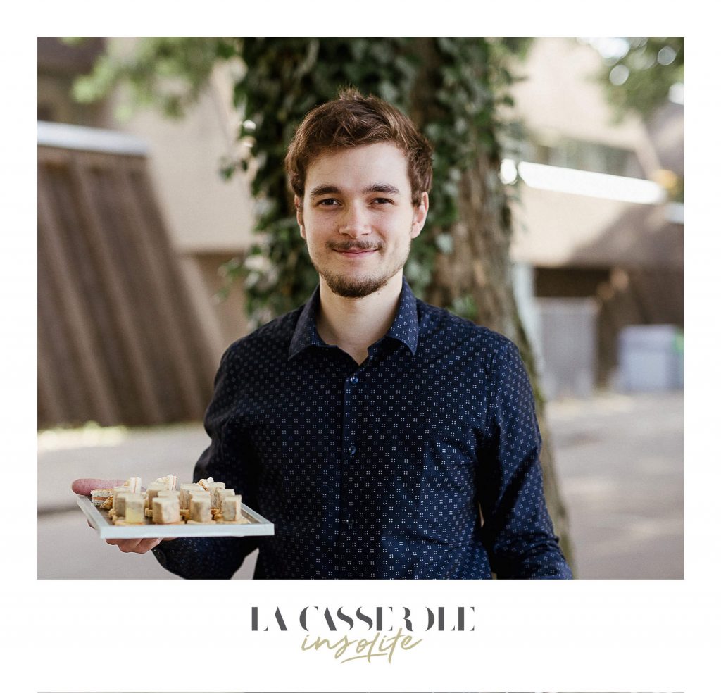 Un serveur de La Casserole Valentin en plein service au diner insolite du 21 juin 2018