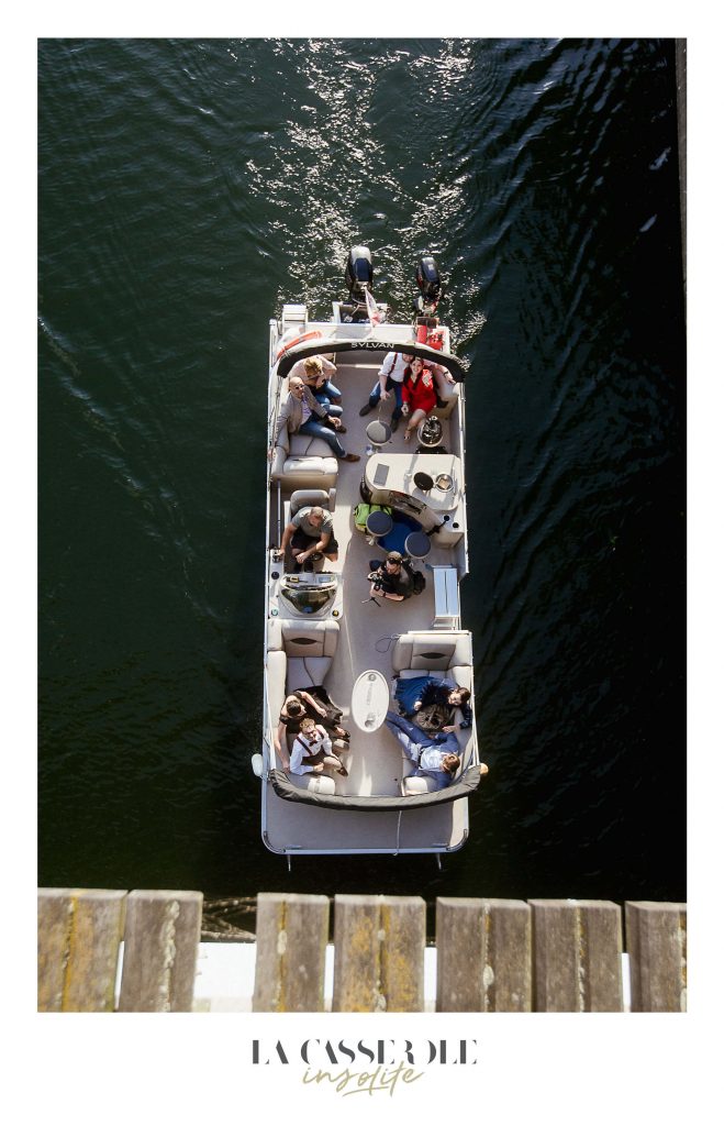 Plusieurs invités à bord du bateau qui les ramènent au diner insolite du 21 juin 2018