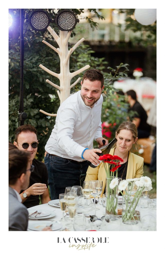 Cédric Kuster servant du vin aux convives du dîner insolite de La Casserole