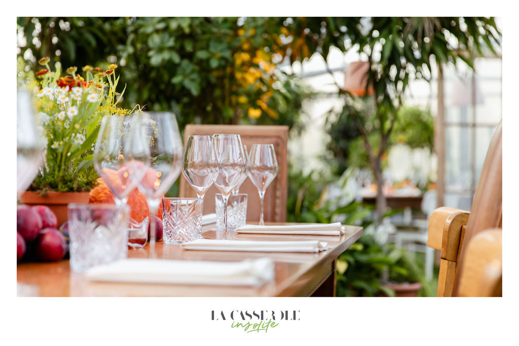 Une table dressée pour le diner à La Serre